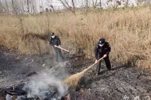 萧县：丢弃烟头引发火灾 民警及时灭火